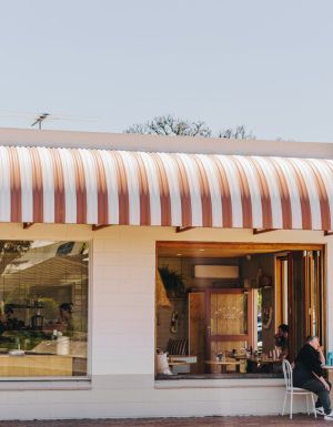 people dining outside the Dreamer Coffee and Food cafe in Mornington Peninsula