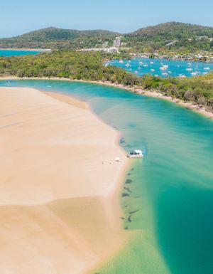the foreshore pathway along the Noosa River