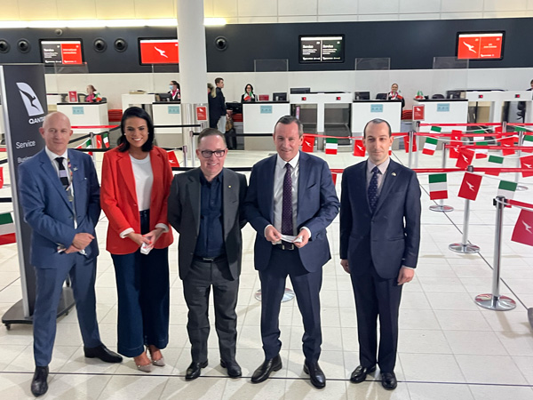 former Qantas CEO Alan Joyce with the Qantas team