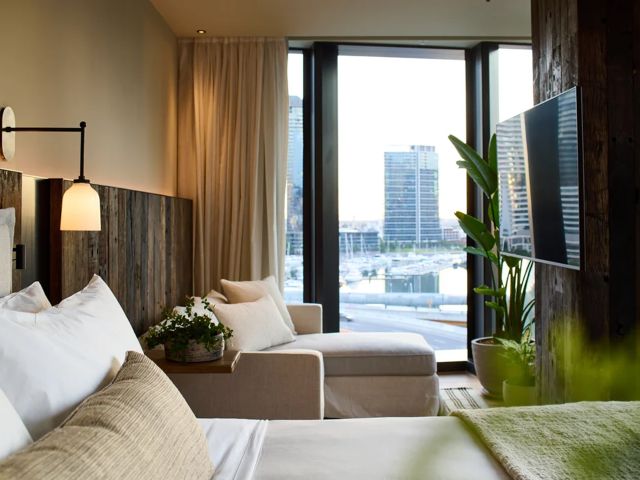 1 Hotel Melbourne with city views