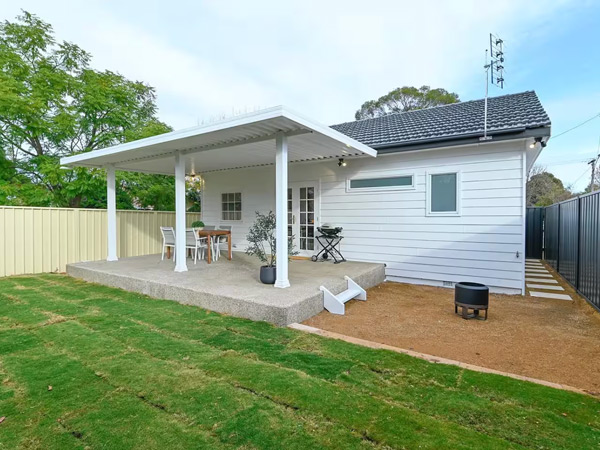 the exterior of Paradise on Palmer accommodation in Dubbo