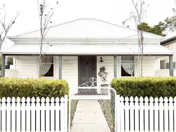 the exterior view of The Repose accommodation in Dubbo