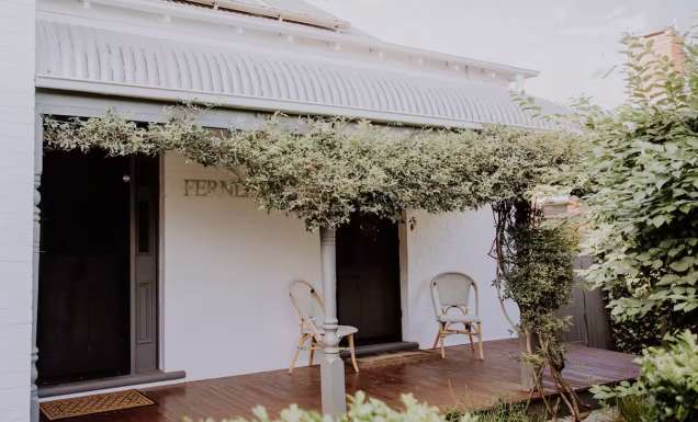 The white exterior of the Fernery accommodation in Dubbo