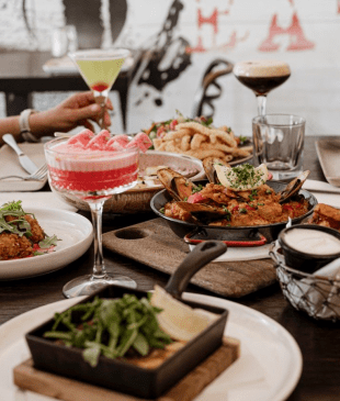 <p><i>11 of the best</i> <strong>Bendigo</strong> pubs and bars to let your hair down at</p>
