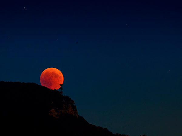 blood moon lunar eclipse