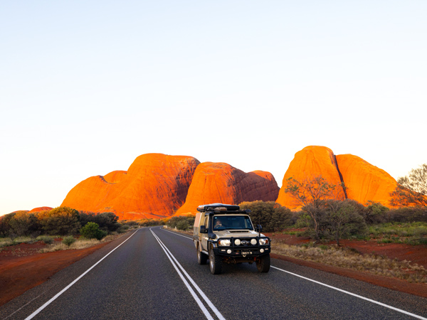 a 4WD driving to Kata Tjuṯa