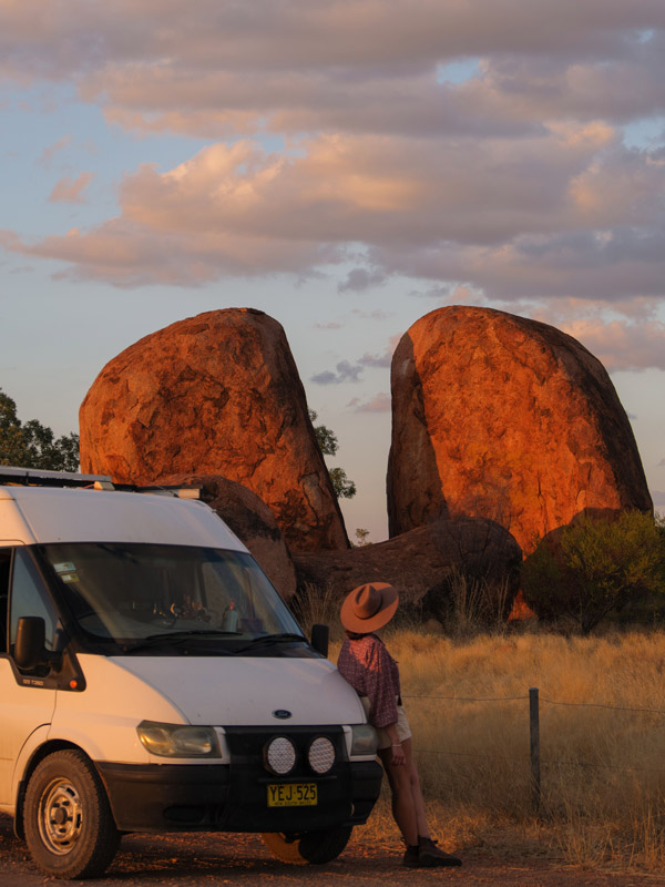 a 4WD stopping by the Karlu Karlu/Devils Marbles