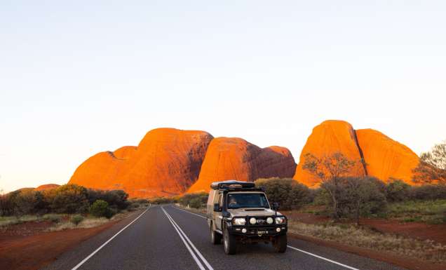 a 4WD driving to Kata Tjuṯa