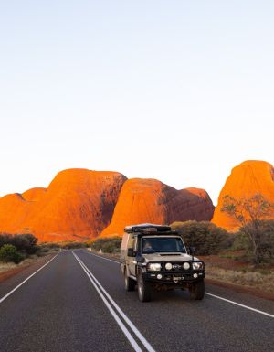 a 4WD driving to Kata Tjuṯa