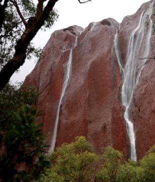 <p><i>The best time</i> to see <strong>Uluṟu</strong> is during a downpour. Here&#8217;s why.</p>
