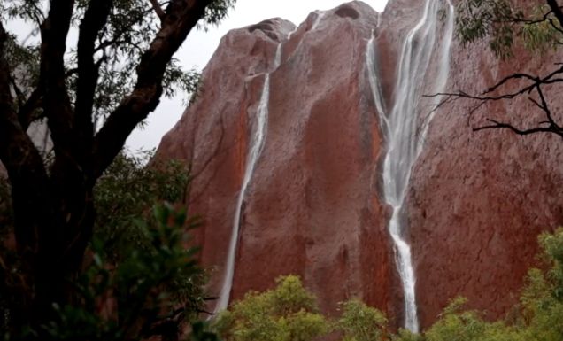 The best time to see Uluṟu is during a downpour. Here’s why.