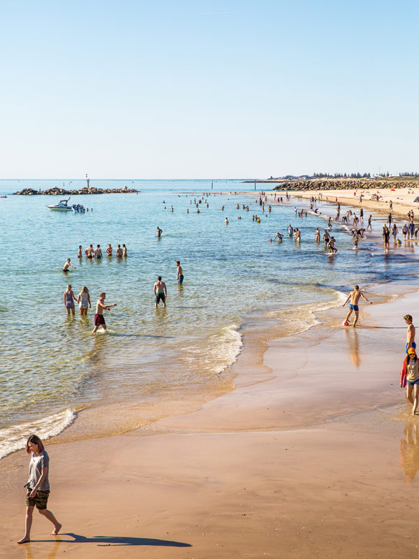 a crowded beach at Adelaide/Tarntanya