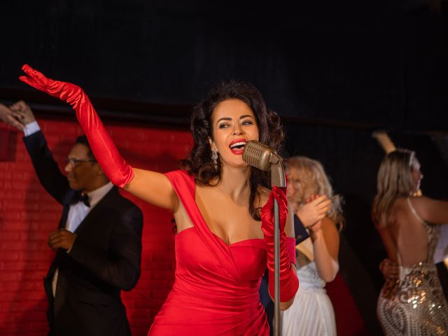Caberet singer