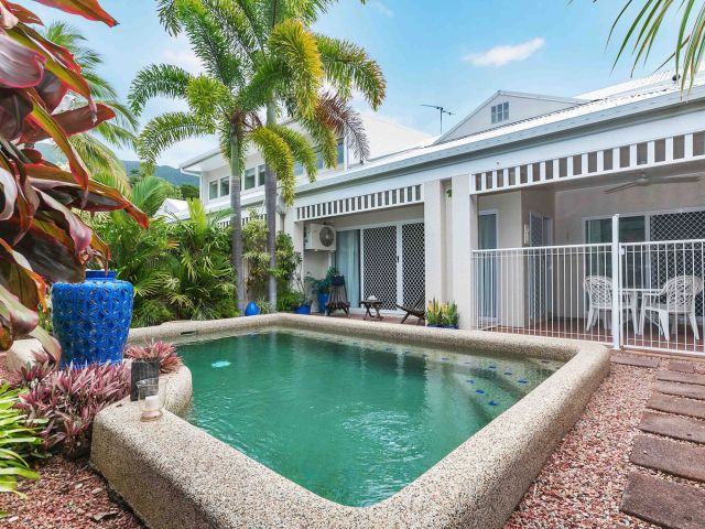 The Villas Palm Cove pool