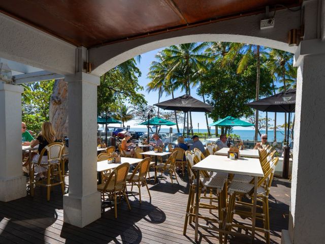 alfresco dining at O’Donnells Palm Cove