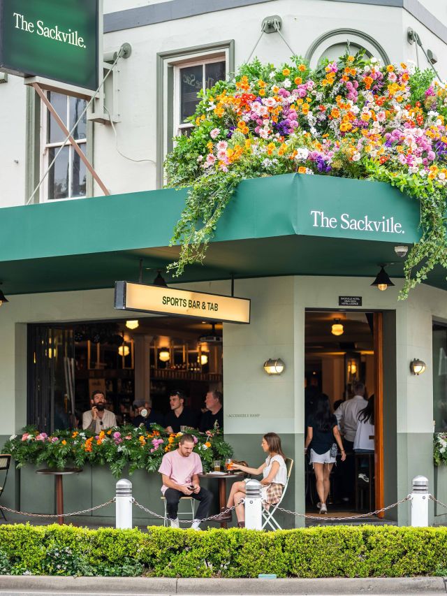 alfresco dining at the Sackville Hotel