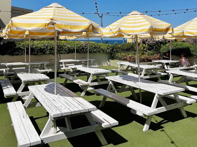 an alfresco dining spot at Clovelly Hotel
