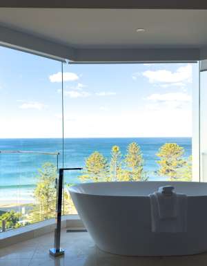 Panorama suite bath at Novotel Wollongong Northbeach