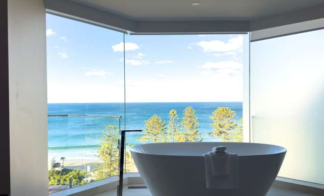 Panorama suite bath at Novotel Wollongong Northbeach