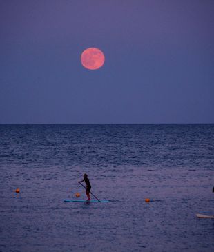 <p>Look up! The <i>strawberry full moon</i> will light up <strong>Aussie</strong> skies tonight</p>
