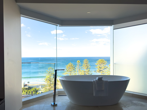 Panorama suite bath at Novotel Wollongong Northbeach