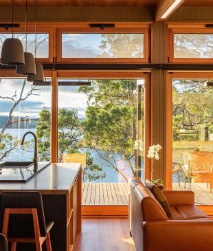 <p>This <strong>Tassie</strong> shack is the <i>holiday home of our dreams</i>, and it&#8217;s for sale</p>
