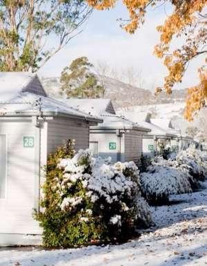 Snowfall on the Discovery Parks, Jindabyne cabins.