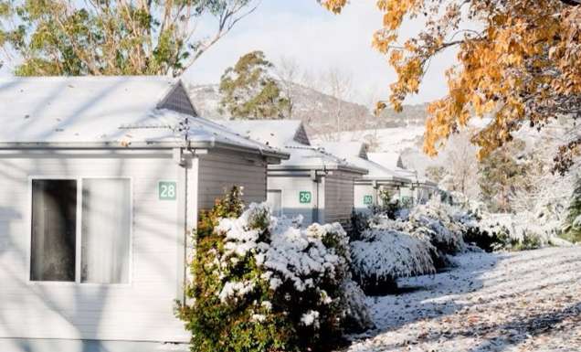 Snowfall on the Discovery Parks, Jindabyne cabins.