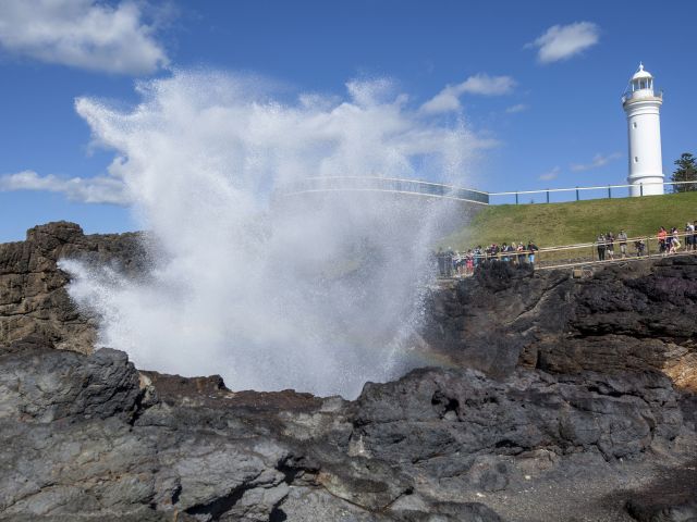 two people watching the water plume from the Kiama Blowhole