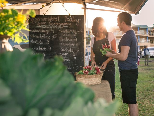 stall owner and guest at Kiama Farmers’ Market