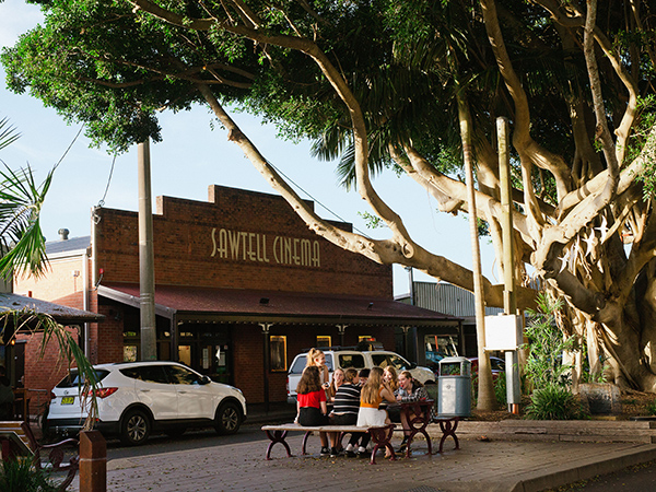 family eating lunch in front of sawtell cinema