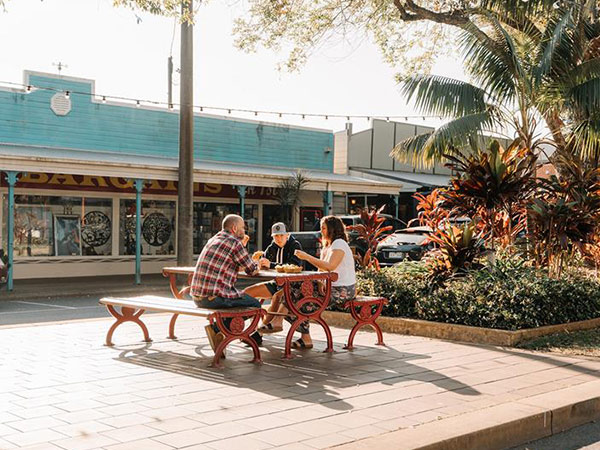 family eating lunch in sawtell