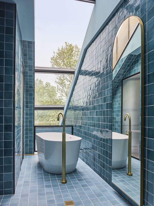 25hours Hotel The Olympia Dreamer Room Bathtub