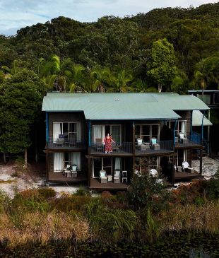 <p><i>Exploring the world&#8217;s largest sand island</i> from <strong>Kingfisher Bay Resort</strong></p>
