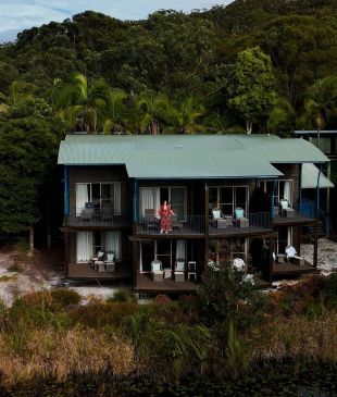 <p><i>Exploring the world&#8217;s largest sand island</i> from <strong>Kingfisher Bay Resort</strong></p>
