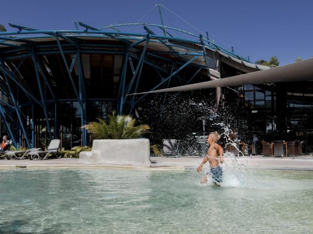 kid running into pool at kingfisher bay resort