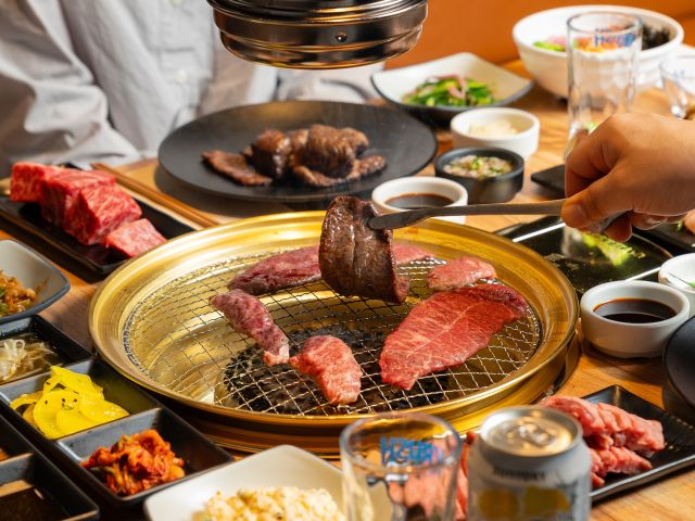 grilling wagyu at Gyuniku