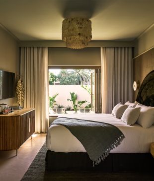 <p><i>This luxe</i> <strong>Byron Bay</strong> gem has sunset yoga, retro decor and beach access</p>
