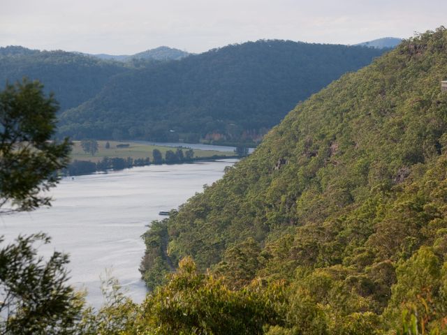 The view of the Hawkesbury River and mountainouslandscape from Devines Hill on the heritage listedDevine's Hill Loop in Dharug National Park.