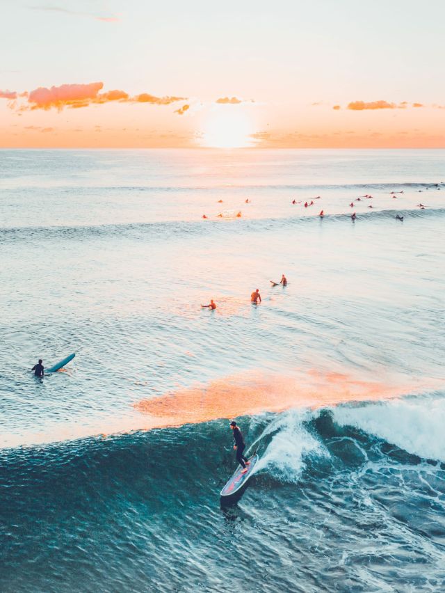 Surfing at Currumbin Alley on the Gold Coast