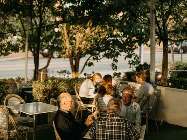 people enjoying drinks al fresco at Steve’s, Perth