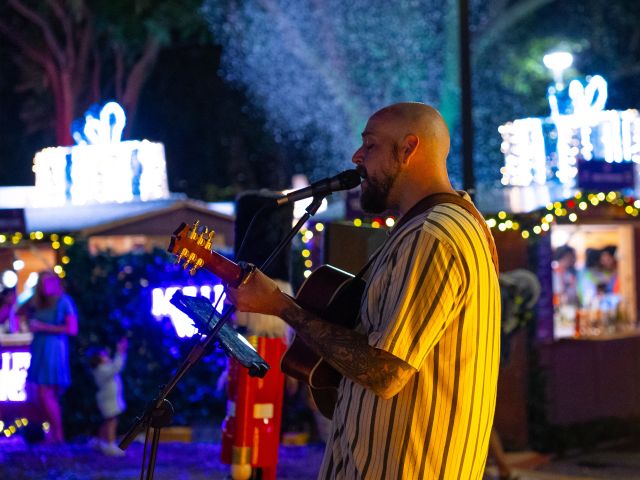 musician at Jolly Christmas Markets sydney