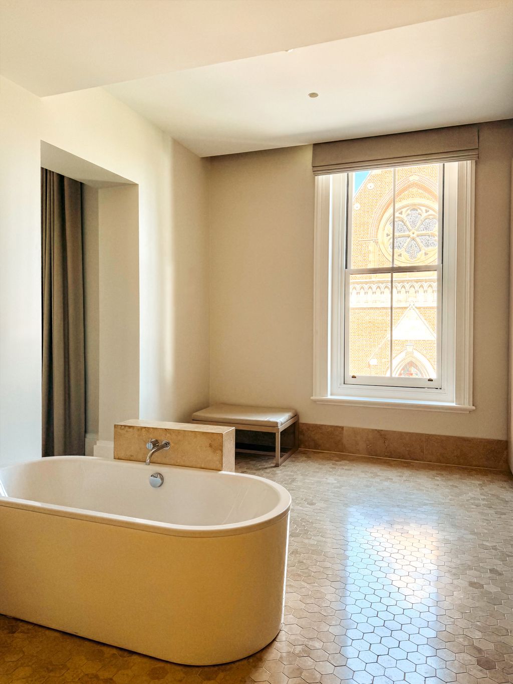 The bathroom in the Heritage Balcony Room at COMO The Treasury.