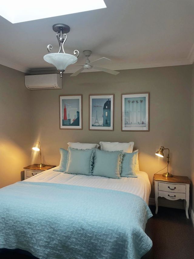 a cosy bedroom at CocknBull Boutique Hotel Echuca