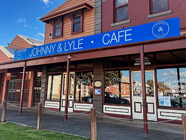 the exterior of Johnny and Lyle cafe and restaurant, Echuca Moama