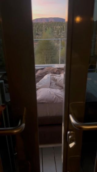 Longitude 131°, Uluṟu