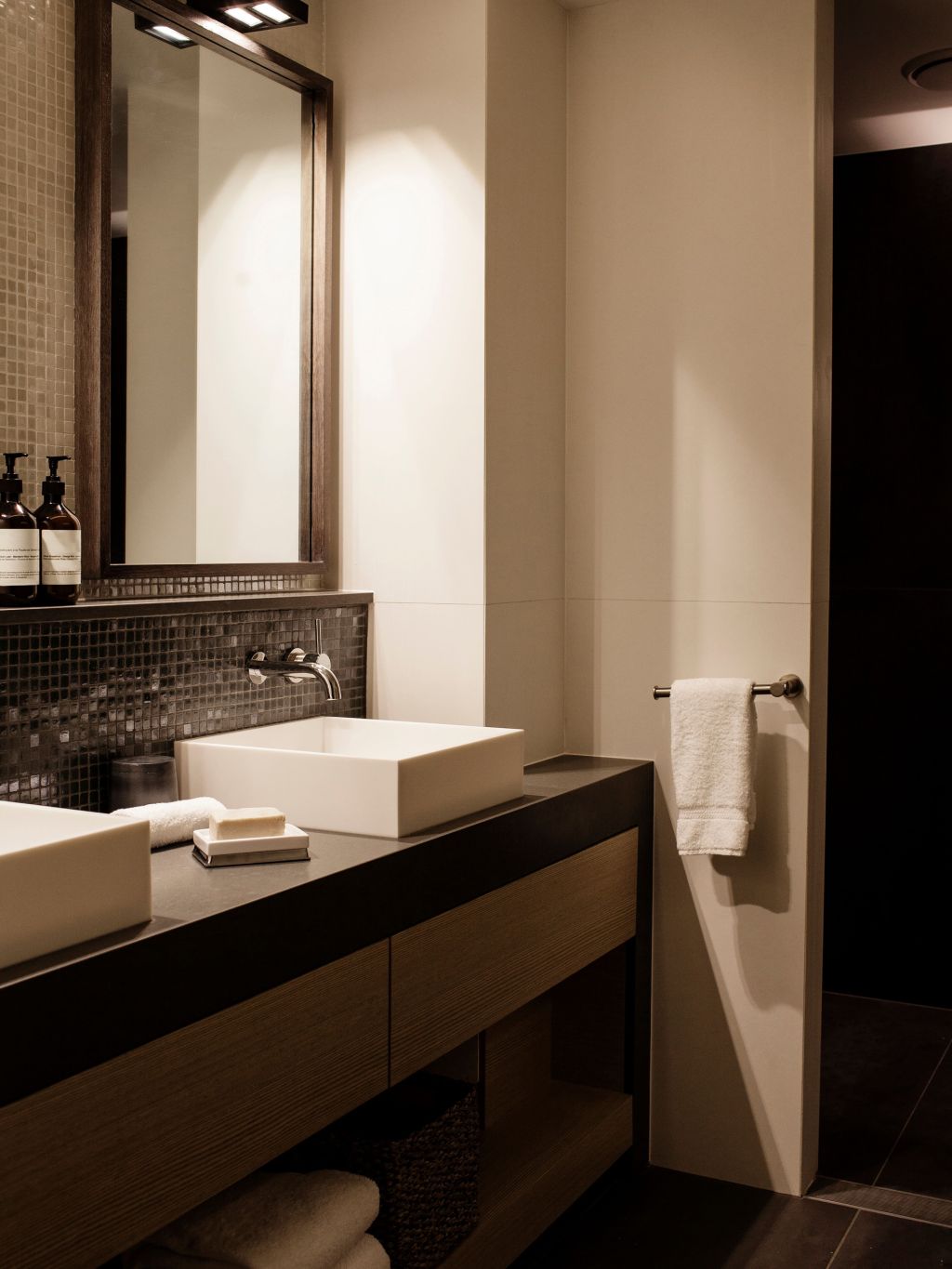 beach club hotel hamilton island bathroom