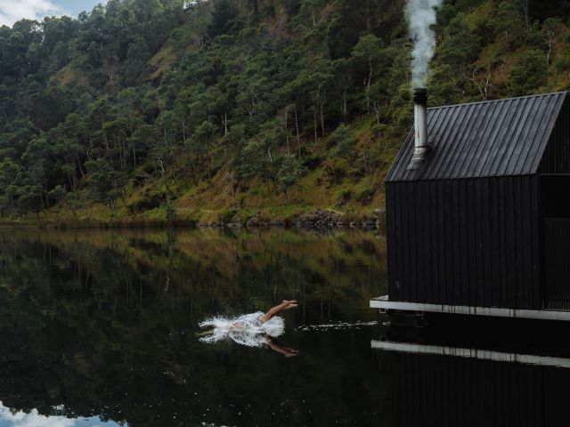 Floating Sauna Lake Derby in Tasmania