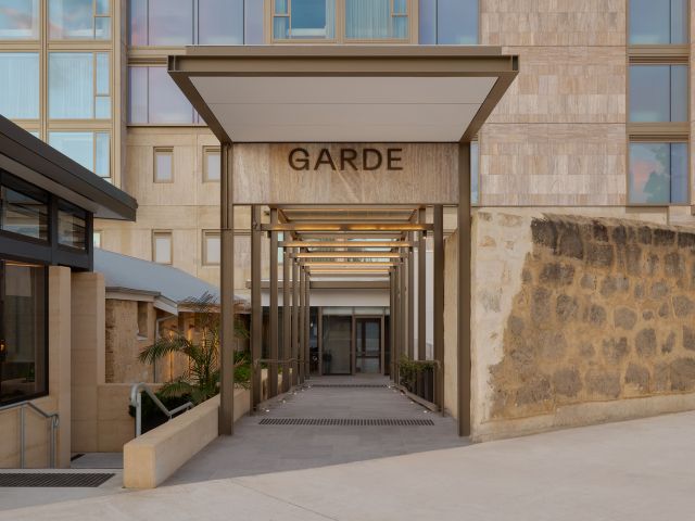 the Garde Hotel entrance