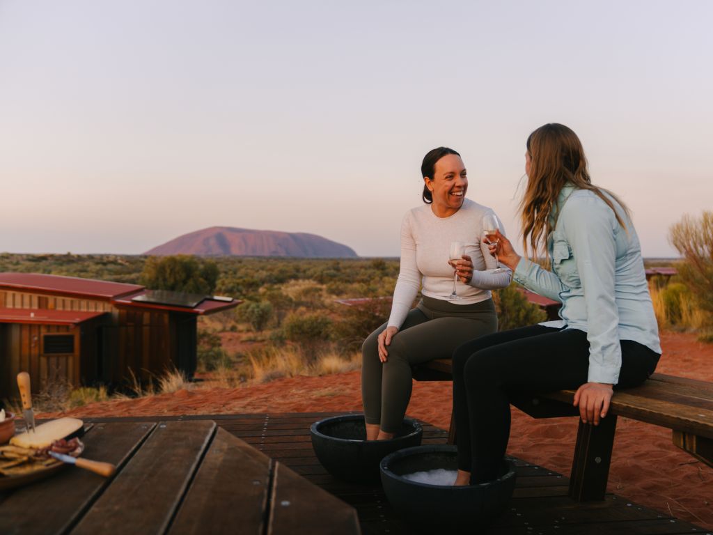 Uluṟu-Kata Tjuṯa Signature Walk friends footspa under Uluru